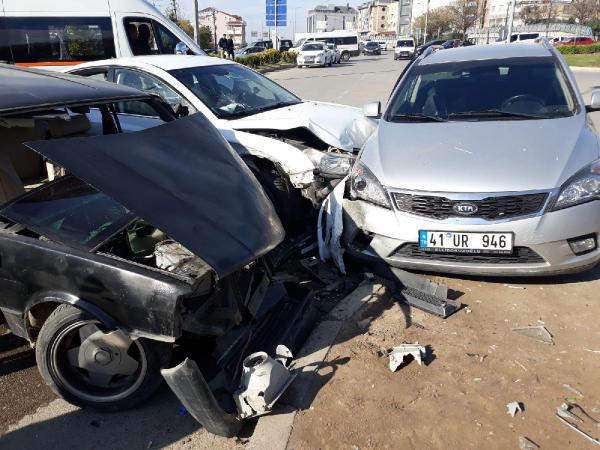 3 otomobil kavşakta çarpıştı: Yaralılar var! - Resim: 3