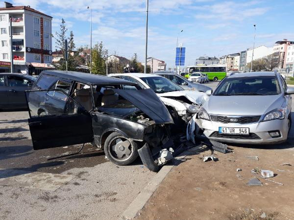 3 otomobil kavşakta çarpıştı: Yaralılar var! - Resim: 4