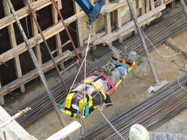 Kadıköy'de beton mikserinin borusu patladı: Yaralılar var - Resim: 1