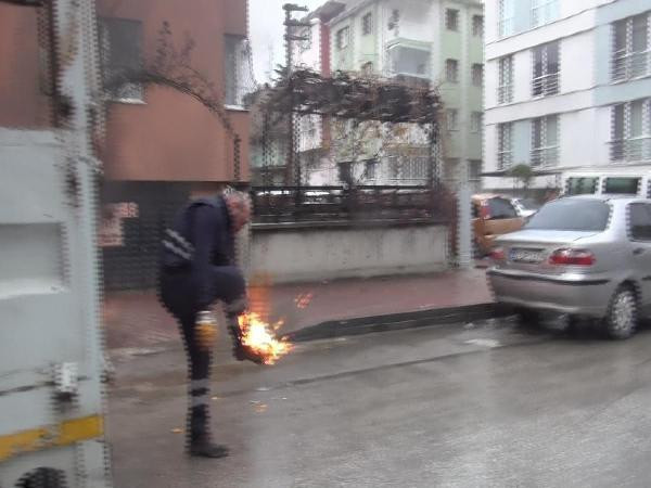 Asfalt yandı! İşçinin ayakkabısı alev aldı! Şok görüntüler... - Resim: 1