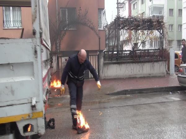 Asfalt yandı! İşçinin ayakkabısı alev aldı! Şok görüntüler... - Resim: 3