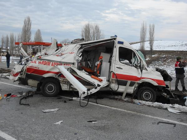 Ambulans kaza yaptı: Ölü ve yaralılar var! - Resim: 1