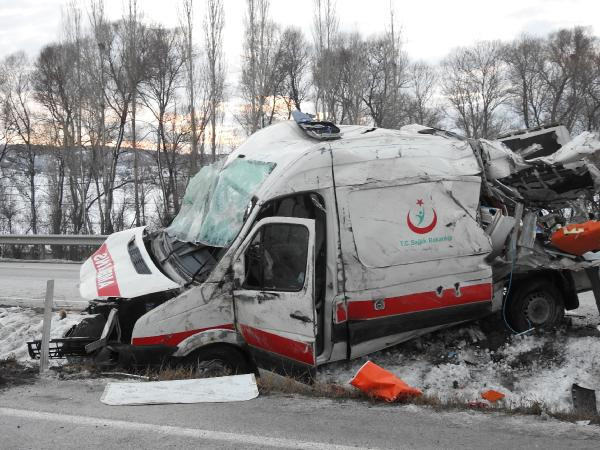 Ambulans kaza yaptı: Ölü ve yaralılar var! - Resim: 2