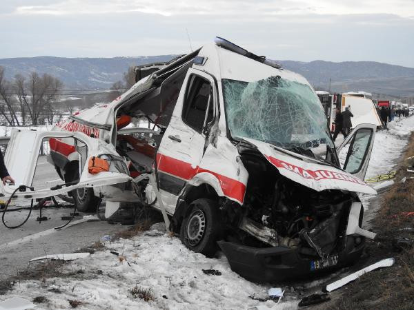 Ambulans kaza yaptı: Ölü ve yaralılar var! - Resim: 3