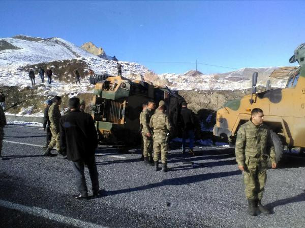 Askeri konvoyda kaza: Çok sayıda yaralı var - Resim: 1