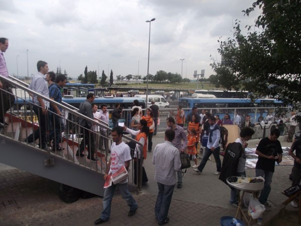 Sefaköy'de metrobüsü karıştıran olay! Genç kız çığlık atınca - Resim: 3