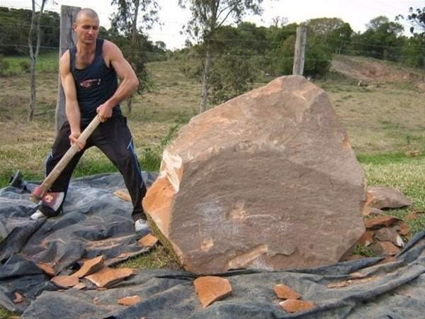 Koca bir kayayı parçalamaya başladı sonuç sizi şaşırtacak - Resim: 2