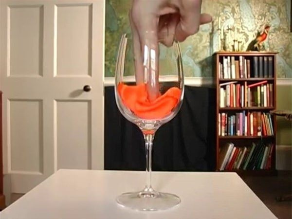 Ünlü bardak mendil numarasının hilesini ifşa etti!  - Resim: 2