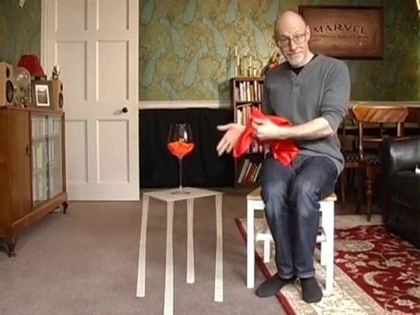 Ünlü bardak mendil numarasının hilesini ifşa etti!  - Resim: 3