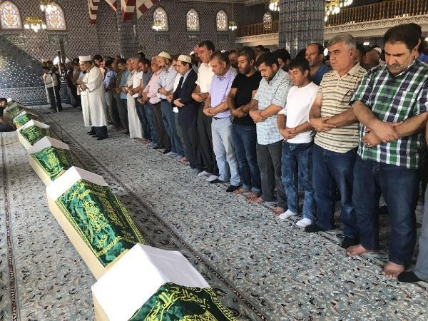 7 cenaze yan yana konuldu mevsimlik işçiler toprağa uğurlandı - Resim: 2