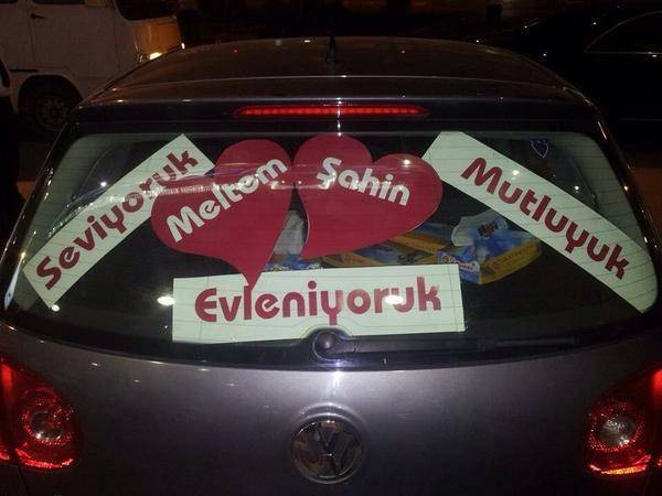 Gelin evlenmeye gidiyordu yazıyı gördükten sonra... - Resim: 1