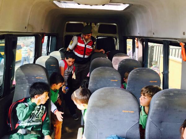 Öğrenci servisinde Jandarmayı dumur eden görüntü - Resim: 2