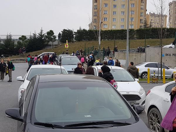 Velileri ayaklandıran iddia: Öğretmenden falçatalı tehdit! - Resim: 2