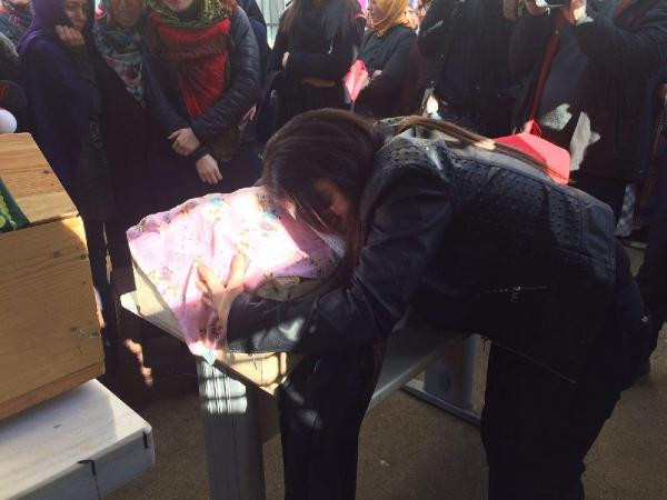 En acı fotoğraf! Bir tabuttan diğerine gitti - Resim: 3