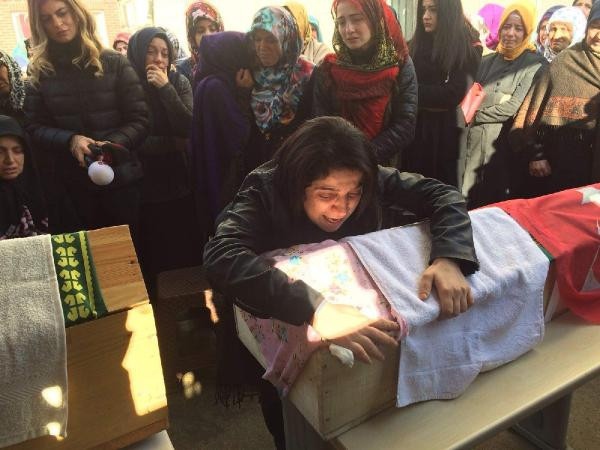 En acı fotoğraf! Bir tabuttan diğerine gitti - Resim: 4