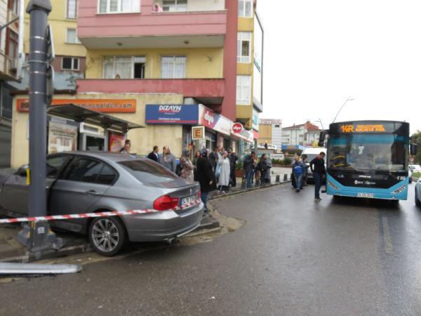 Üsküdar'da otomobil, otobüs durağına daldı: Yaralılar var - Resim: 1