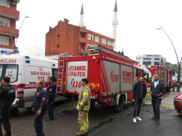 Üsküdar'da otomobil, otobüs durağına daldı: Yaralılar var - Resim: 3