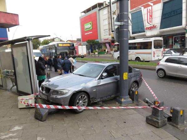 Üsküdar'da otomobil, otobüs durağına daldı: Yaralılar var - Resim: 4