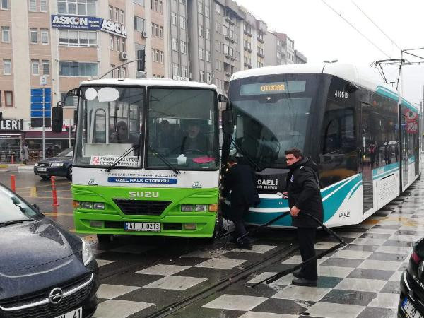 Tramvay hatta giren özel halk otobüsüne çarptı! - Resim: 4