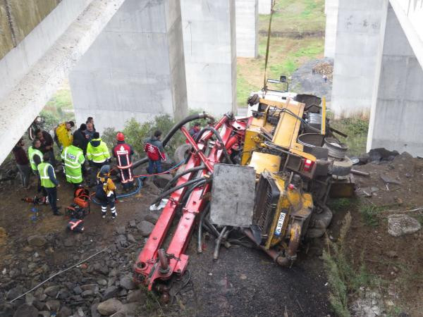 3. Köprü yolunda beton mikseri viyadükten uçtu acı haber geldi - Resim: 1