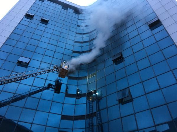 Şişli'de 17 katlı iş merkezinde korkutan yangın - Resim: 1