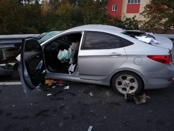 Bariyer otomobile ok gibi saplandı: Ölü ve yaralılar var! - Resim: 2