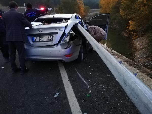 Bariyer otomobile ok gibi saplandı: Ölü ve yaralılar var! - Resim: 3