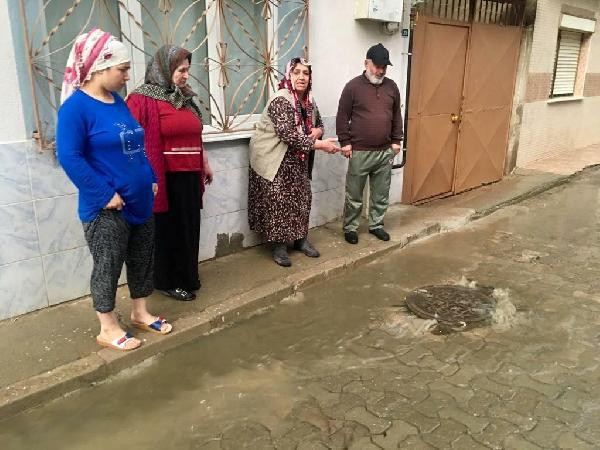 Turgutlu'da rögarlar tıkandı: Evleri su bastı! - Resim: 1