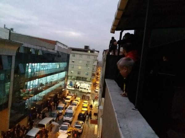 Çatıya çıkıp intihara kalkıştı: Yüzlerce meraklı film gibi izledi! - Resim: 4