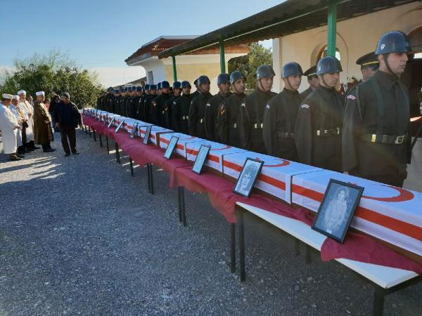 44 yıl önce Rumlar'ın katlettiği 15 şehit toprağa verildi - Resim: 2