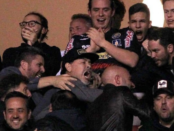 Maradona maçta alkol aldı taraftarı yumrukladı - Resim: 3