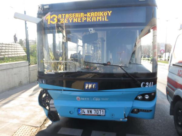 Üsküdar'da otobüs durağa girdi olay yerinden görüntüler - Resim: 1