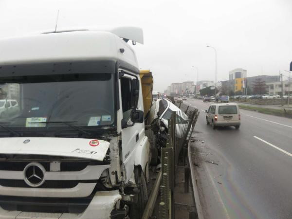 Bariyerlere sıkıştırdı otomobil hurda yığınına döndü! - Resim: 1