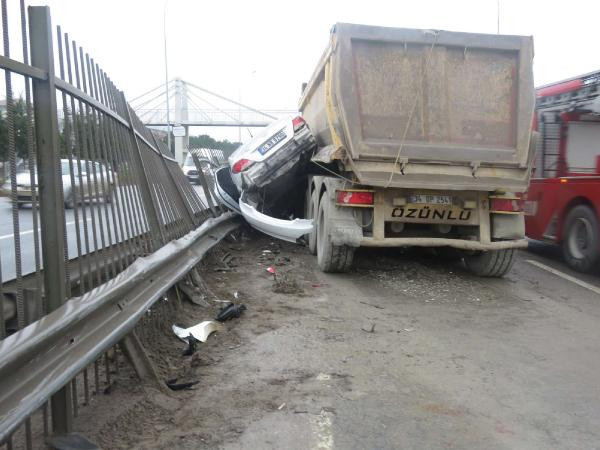 Bariyerlere sıkıştırdı otomobil hurda yığınına döndü! - Resim: 2