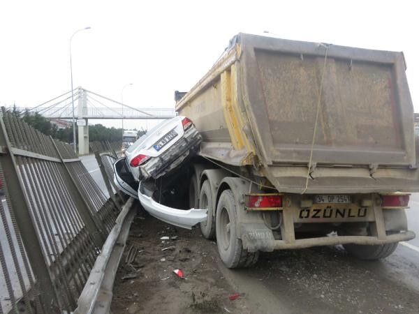 Bariyerlere sıkıştırdı otomobil hurda yığınına döndü! - Resim: 3
