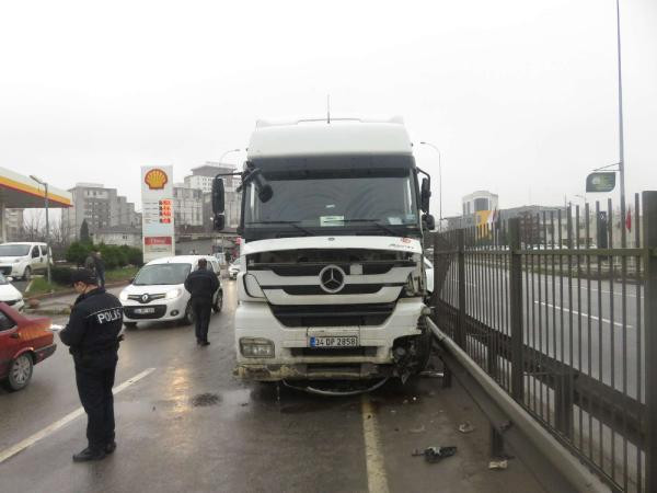 Bariyerlere sıkıştırdı otomobil hurda yığınına döndü! - Resim: 4