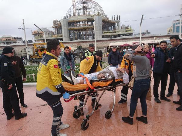Taksim Meydanı'nda kendini yaktı - Resim: 1