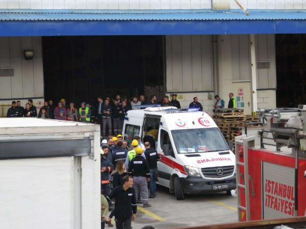 Tuzla'da antrepoda raflar işçilerin üzerine devrildi : 4 yaralı - Resim: 1