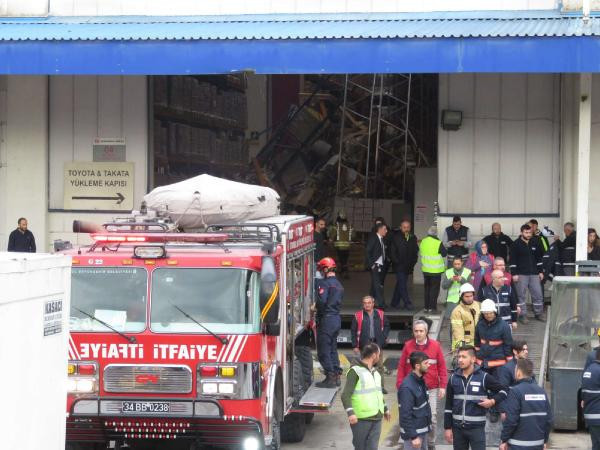 Tuzla'da antrepoda raflar işçilerin üzerine devrildi : 4 yaralı - Resim: 2