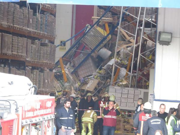 Tuzla'da antrepoda raflar işçilerin üzerine devrildi : 4 yaralı - Resim: 3