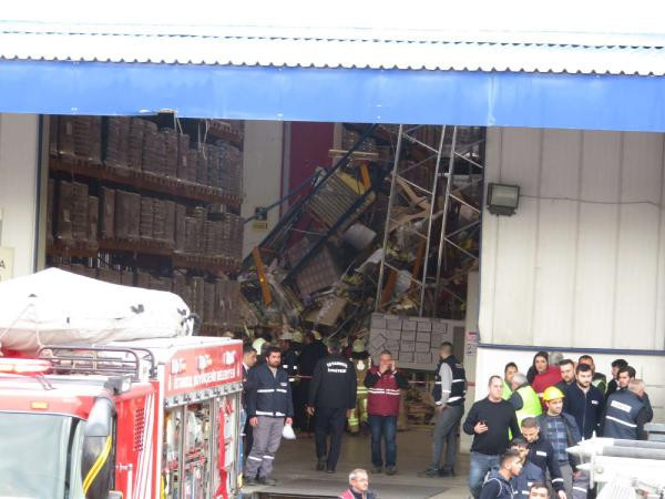 Tuzla'da antrepoda raflar işçilerin üzerine devrildi : 4 yaralı - Resim: 4