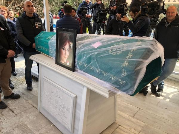 Uçak kazasında ölen kabin memuru Eda Uslu son yolculuğuna uğurlandı - Resim: 3