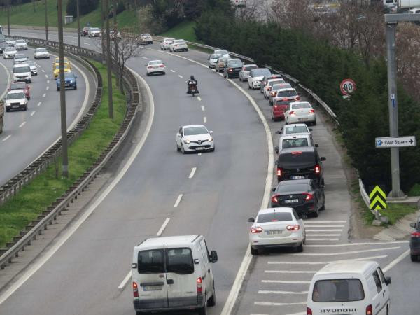 Yok artık! Emniyet şeridinde "ters gitme" konvoyu - Resim: 2