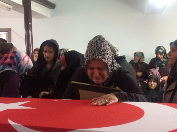 Türkiye şehitlerine ağlıyor! Yürek burkan kareler - Resim: 4