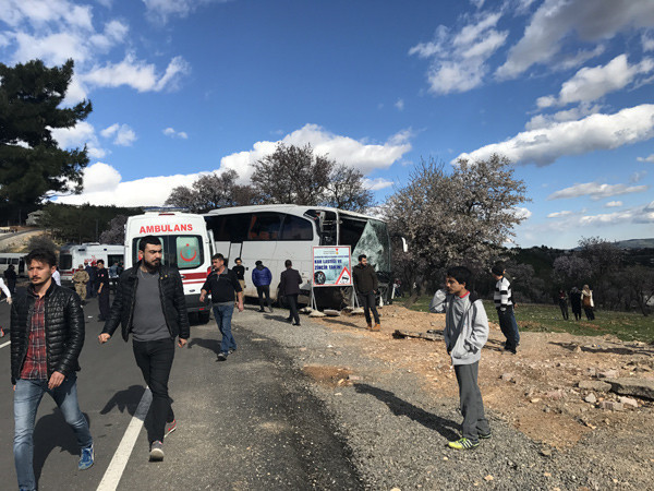 Öğrencileri taşıyan otobüsün freni patladı: 20 yaralı - Resim: 2