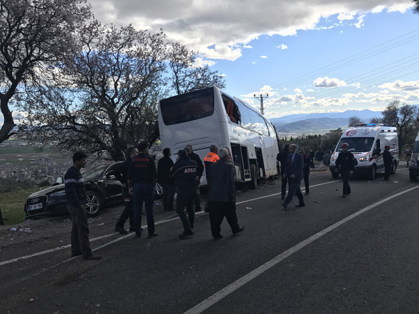 Öğrencileri taşıyan otobüsün freni patladı: 20 yaralı - Resim: 3