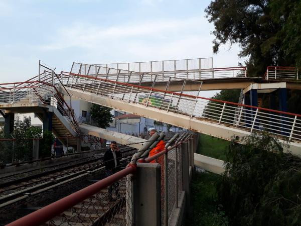 Vincin çarptığı üst geçit metro hattının üzerine çöktü! - Resim: 2
