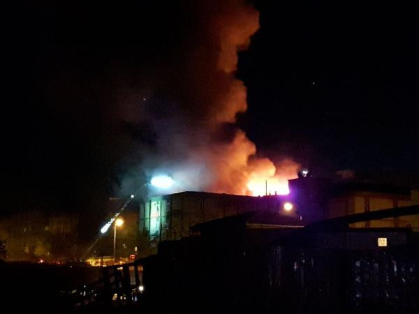 Sanayi sitesinde korkutan saatler: Alev alev yandı! - Resim: 1