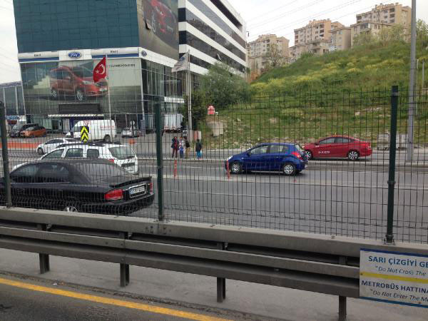 Metrobüs durağında çok feci olay!  - Resim: 3