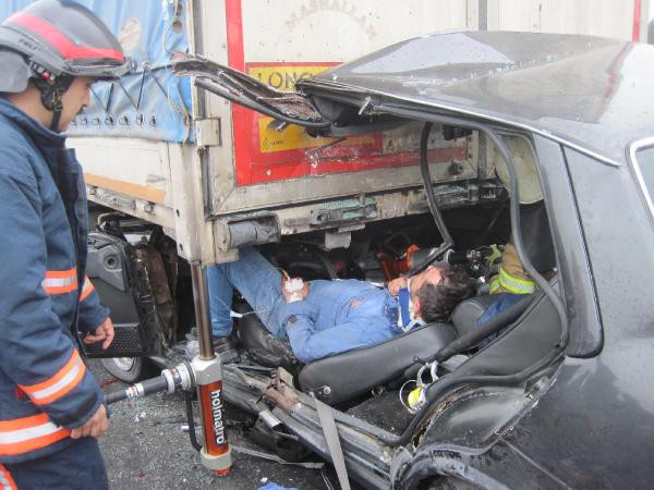 Bunun adı mucize! TIR'ın altına girdi geriye sadece bagaj kaldı - Resim: 1